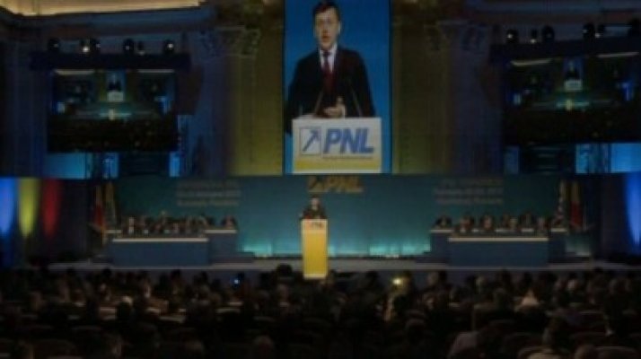 Incident la Congresul PNL: Un tânăr a fost HUIDUIT după ce a cerut să candideze în echipa Antonescu